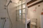 it benefits from an small ensuite shower room 