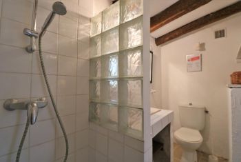 it benefits from an small ensuite shower room 