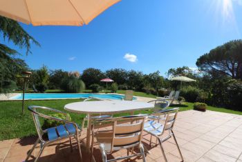 la terrasse aux abords de la piscine 