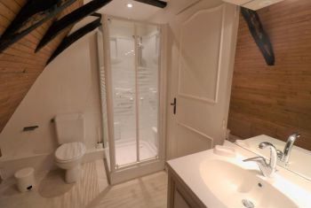 with en suite shower room