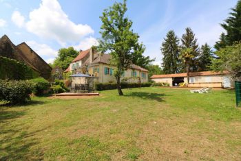 la maison vue depuis l'extrémité du jardin 