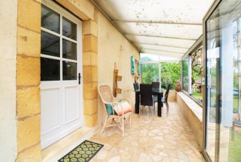 la veranda à l'avant de la maison offre aussi un coin repas 