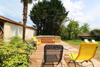 la petite piscine privée, idéale pour de reposantes après midi de farniente 