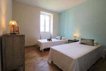 la chambre attenante offre deux lits simples 