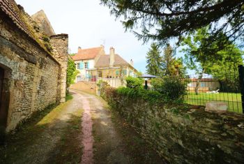 la maison se situe dans un petit hameau de carte postale 