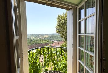 Elle bénéficie d'une superbe vue sur la vallée et la jardin 