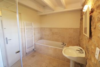 avec salle de bain attenante