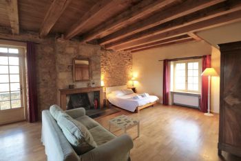 La deuxième vaste chambre au première étage