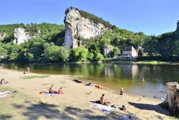 La plage de Vitrac Port, à 8km de la maison, est idéale pour ne après midi baignade 