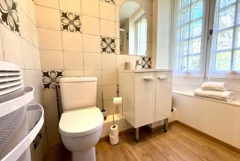 une salle d'eau au première étage de Castarnou