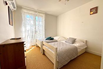une grande chambre avec 4 couchages