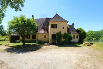 la façade avant de la maison 