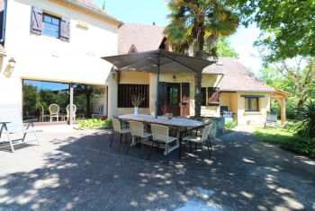 La terrasse permettant de déjeuner en intérieur 