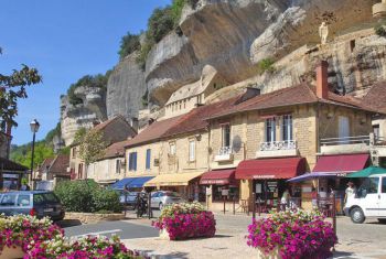 The busy village of Les Eyzies, with shops and restaurants 