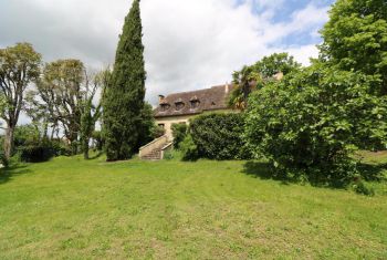 La maison vue depuis la piscine 