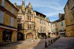 the medieval centre of the majestic Sarlat is 2km away 