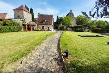 le reste de la propriété vue de la piscine 