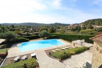 la piscine à partager (vue depuis la maison Principale) 