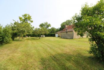 The cottage LA COLLINE is set just next door 