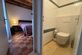 et de toilettes attenantes 