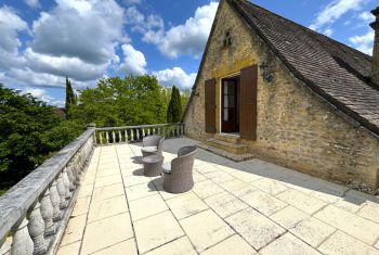 et bénéficie d'une superbe terrasse privative 