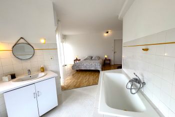 elle bénéficie de sa propre salle de bain 