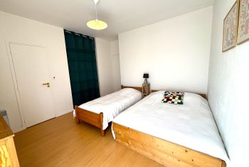 La chambre avec 1 lit simple et 1 lit double en RDC 