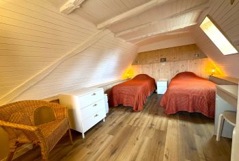 La chambre avec deux lits simples 