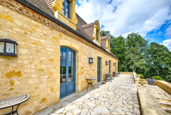 La terrasse à l'avant de la propriété 