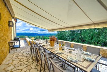 La terrasse dans le prolongement de la cuisine 