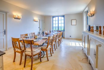 Son grand espace repas permettant à 14 hôtes de déjeuner en intérieur