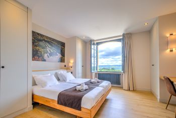 La première chambre double en RDC ( très grand lit double)