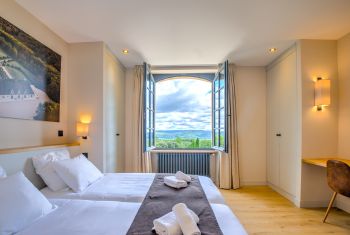 La première chambre double en RDC ( très grand lit double)