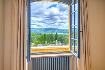 Elle bénéficie d'une vue panoramique sur les jardins 