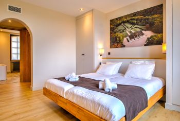 La première chambre double en RDC ( très grand lit double)