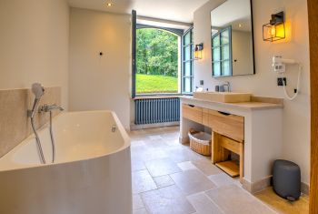 La salle de bain (baignoire et douche) privative de la première chambre 
