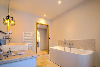 La salle de bain (baignoire et douche) privative de la première chambre 