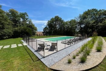 La piscine, entièrement clôturée, offre une protection optimale pour les plus jeunes 