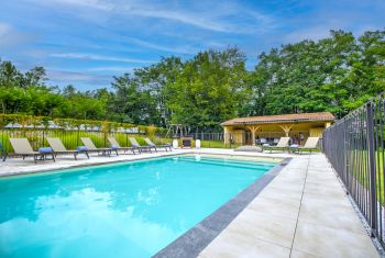La piscine et son pool house 