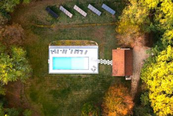 La piscine chauffée et son pool house 