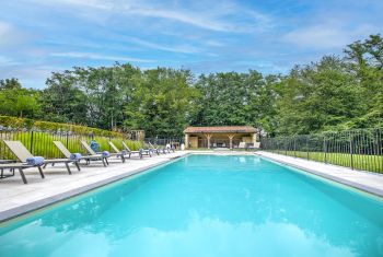 La piscine chauffée et son pool house 
