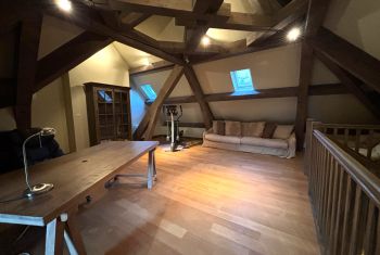 Le bureau/second salon en mezzanine, au dessus de la cuisine 