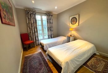 La chambre avec deux lits simples 