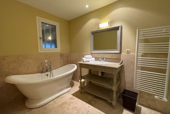 et sa salle de bain complète avec baignoire ...