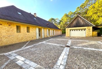 La propriété vue depuis l'espace parking 