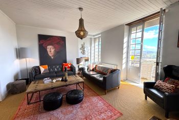 L'élégant salon en rdc, baigné de lumière 