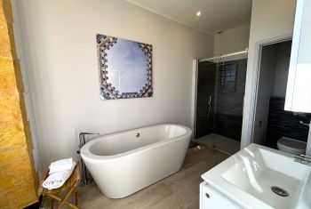 et sa salle de bain ensuite 