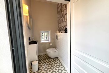 Les toilettes séparées en RDC