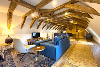 La garnde pièce à vivre à l'étage 