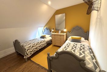 La quatrième chambre avec deux lits simples 
